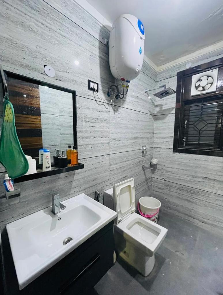 Aquila 3bhk South Delhi Near Ashram Metro Apartment *