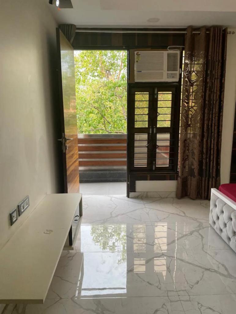Apartment Aquila 3bhk South Delhi Near Ashram Metro *