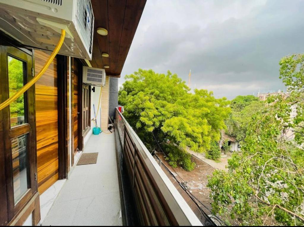 Aquila 3bhk South Delhi Near Ashram Metro Apartment *