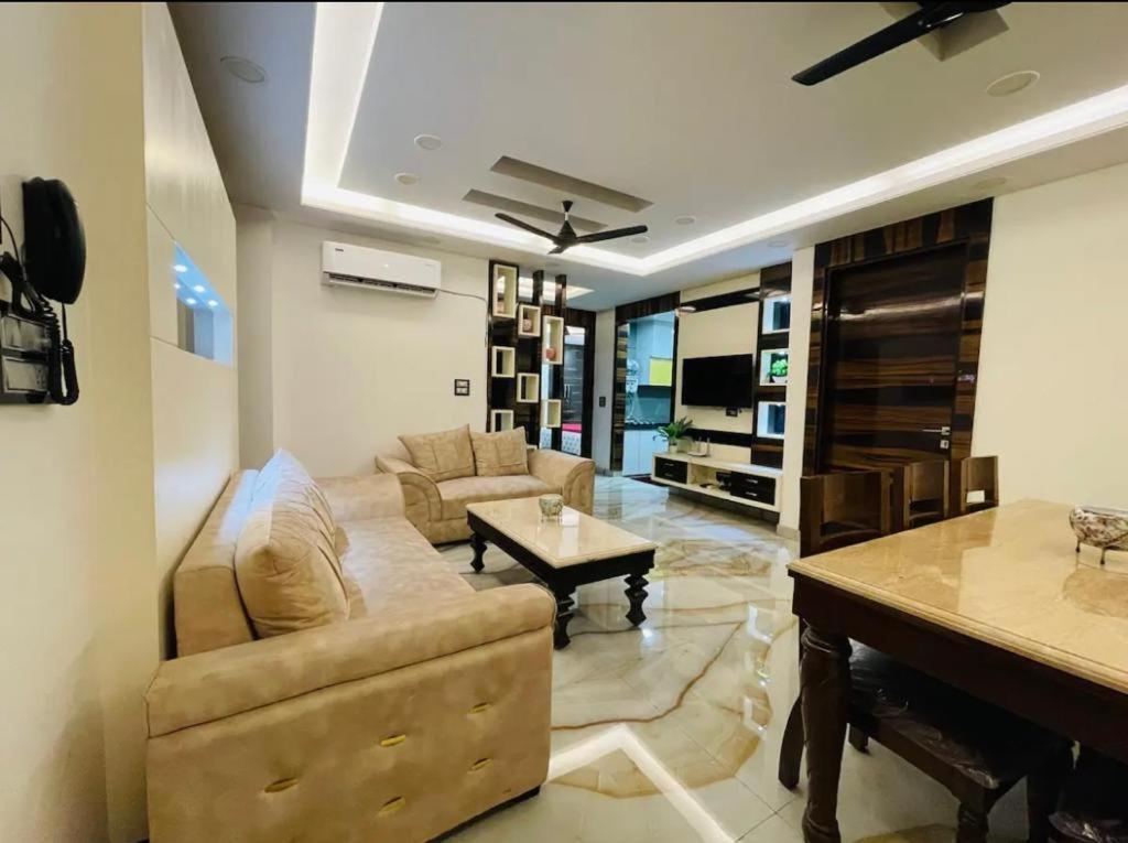 Aquila 3bhk South Delhi Near Ashram Metro Apartment