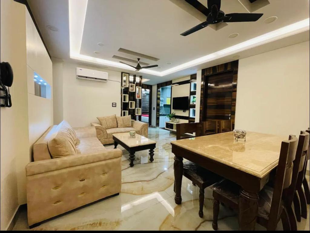 Aquila 3bhk South Delhi Near Ashram Metro